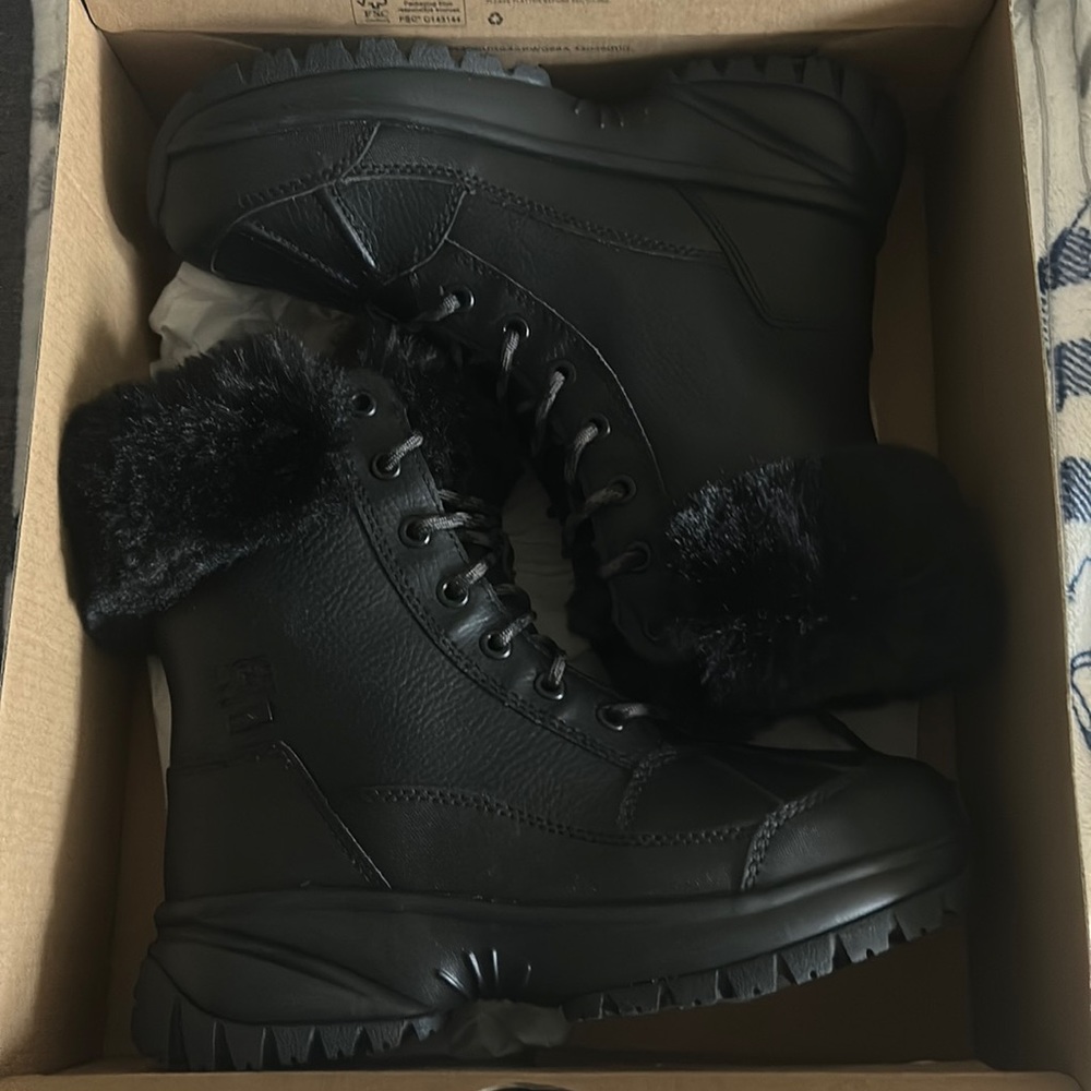 Black UGGS Yose Fluff